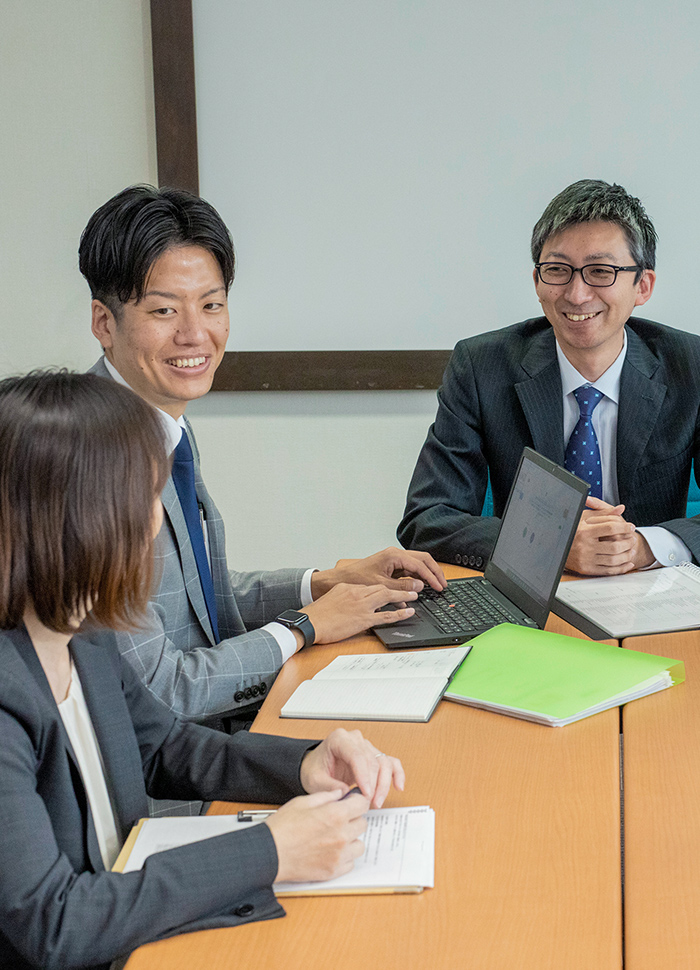 話し合う社員たち