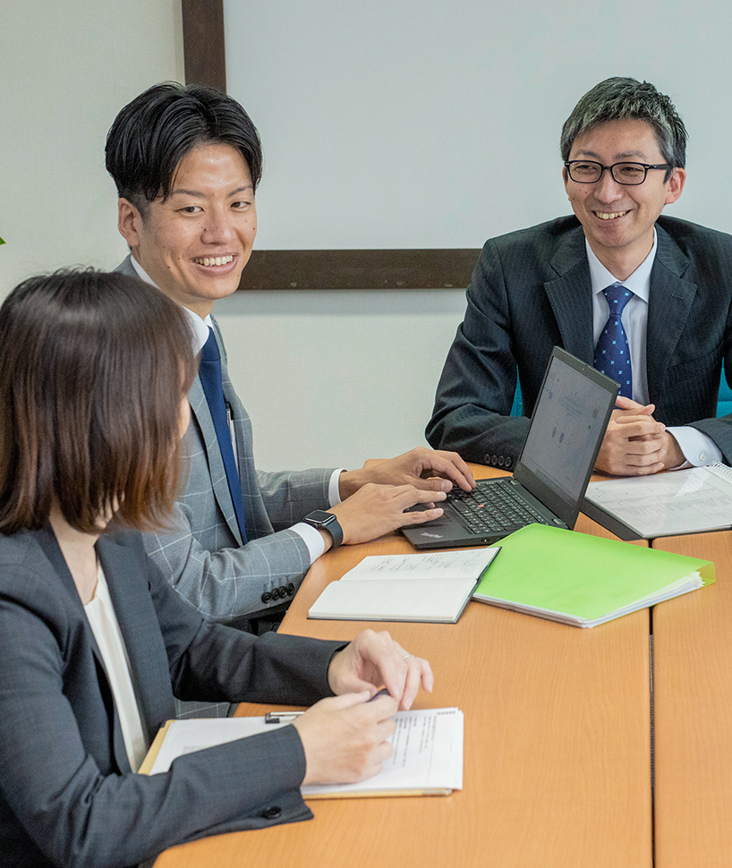 話し合う社員たち